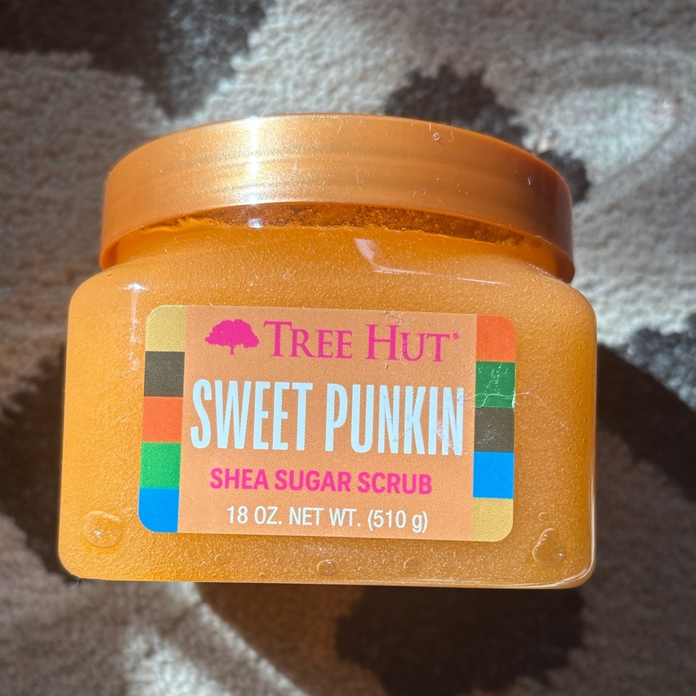Tree Hut Sweet Punkin Shea Sugar Scrub — Orange Scented Exfoliant